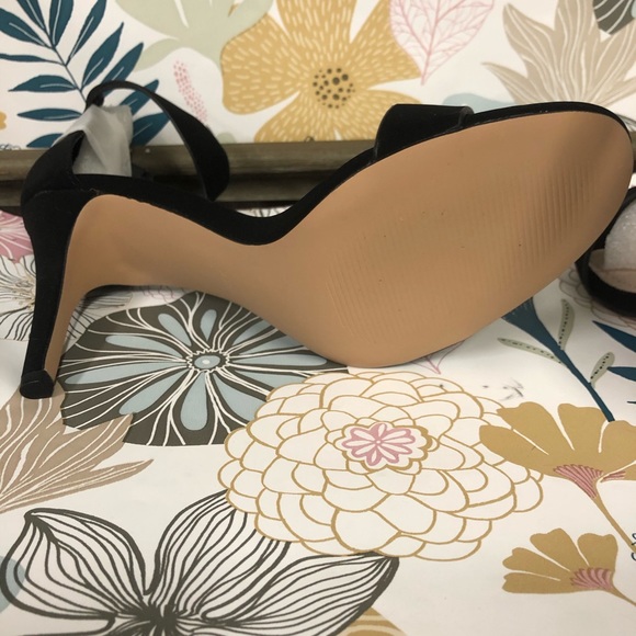 Black Heels - Picture 4 of 4